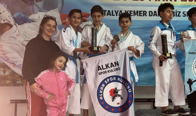 Küçükçekmece Karate'de Zirveye Koşuyor: Türkiye Şampiyonası'nda Gurur Tablosu