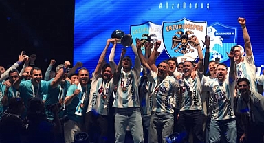  Trendyol Süper Lig'e Yükselen Erzurumspor FK, Kupasını Aldı