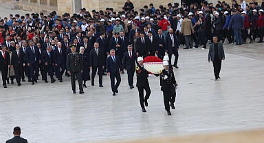 Bakan Osman Aşkın Bak ve gençler Anıtkabir’de