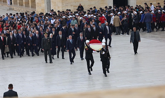 Bakan Osman Aşkın Bak ve gençler Anıtkabir’de