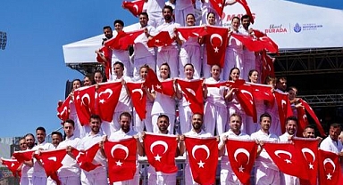 Türk Bayraklı Kule Tribünleri Coşturdu
