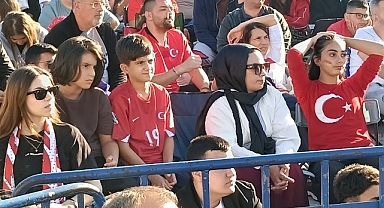 Küçükçekmeceliler Milli Takımı Yalnız Bırakmadı