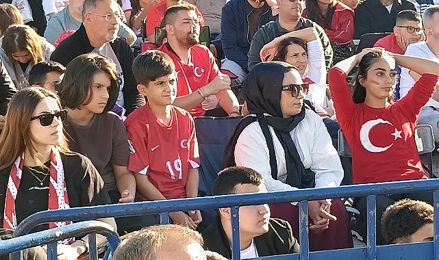 Küçükçekmeceliler Milli Takımı Yalnız Bırakmadı