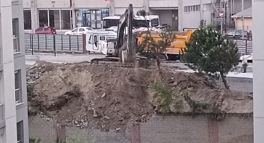 Sefaköy KİPTAŞ Konutları'nda İstinat Duvarı Çalışması Tartışma Yarattı: Ağaçların Sökülmesi Tepki Çekti
